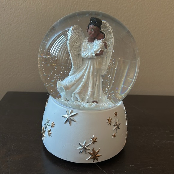 New African American Angel With Baby SnowGlobe Musical Christmas Gift - Picture 3 of 3
